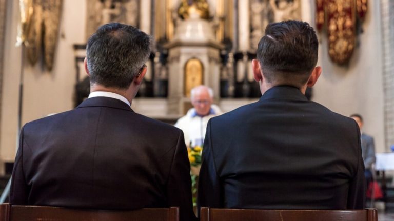 22Preti che celebrano matrimoni.jpg