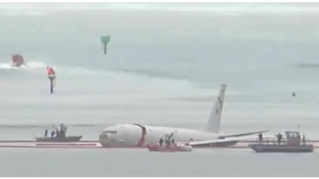 Aereo precipita in mare autor.jpg