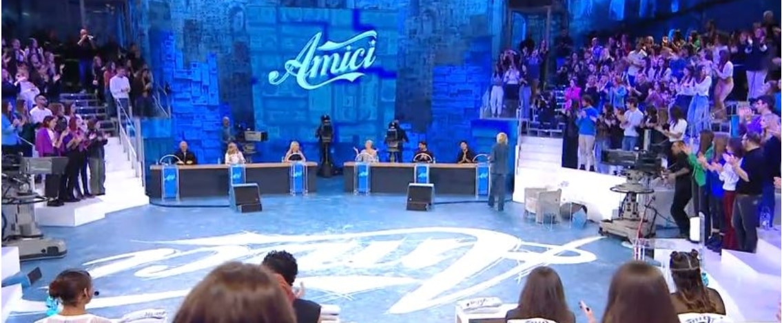 Amici: Momenti Salienti Nuova Puntata – Maglia Sospesa a Due Allievi 1 Amici Momenti Salienti Nuova .jpg