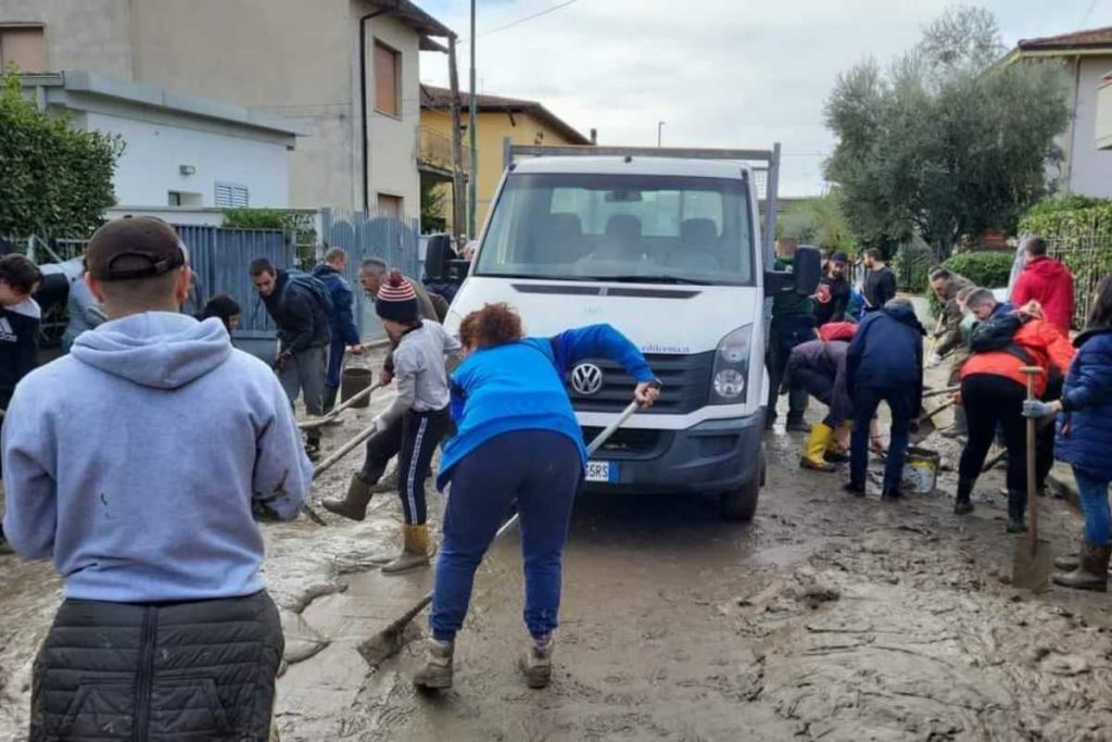 Angeli del fango.jpg