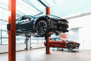 Auto Tesla in officina per riparazione carrozzeria.jpg