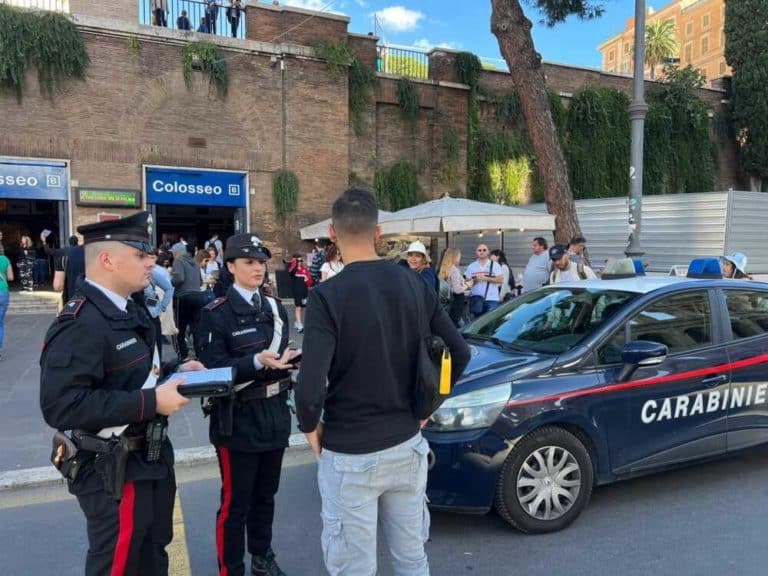 CENTRO Controlli dei Carabinieri al Colosseo 2.jpg