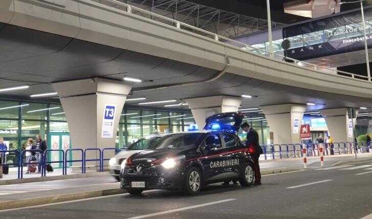 CP AEROPORTI Controlli dei Carabinieri presso laeroporto di Fiumicino 1.jpg