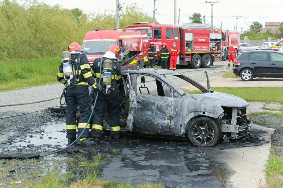 Assicurazione auto furto e incendio: quando spetta il risarcimento? 1 Dacia Spring incendio in Romania.jpg