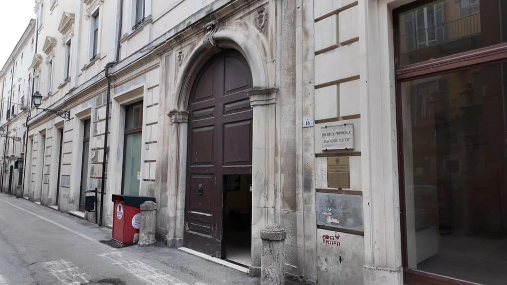 Delfico biblioteca.jpg