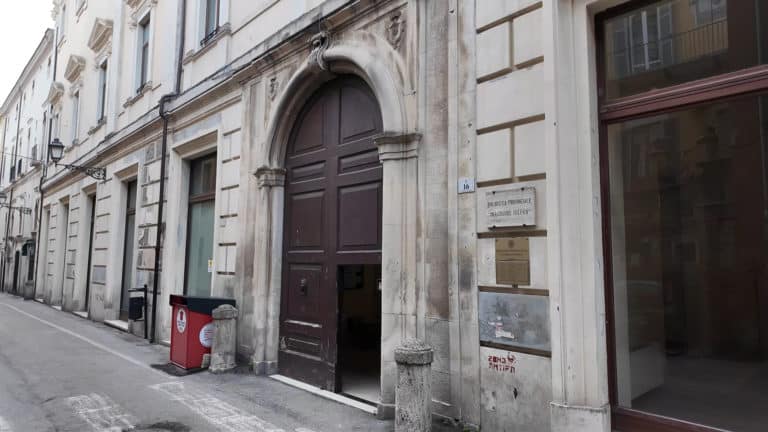 Delfico biblioteca.jpg