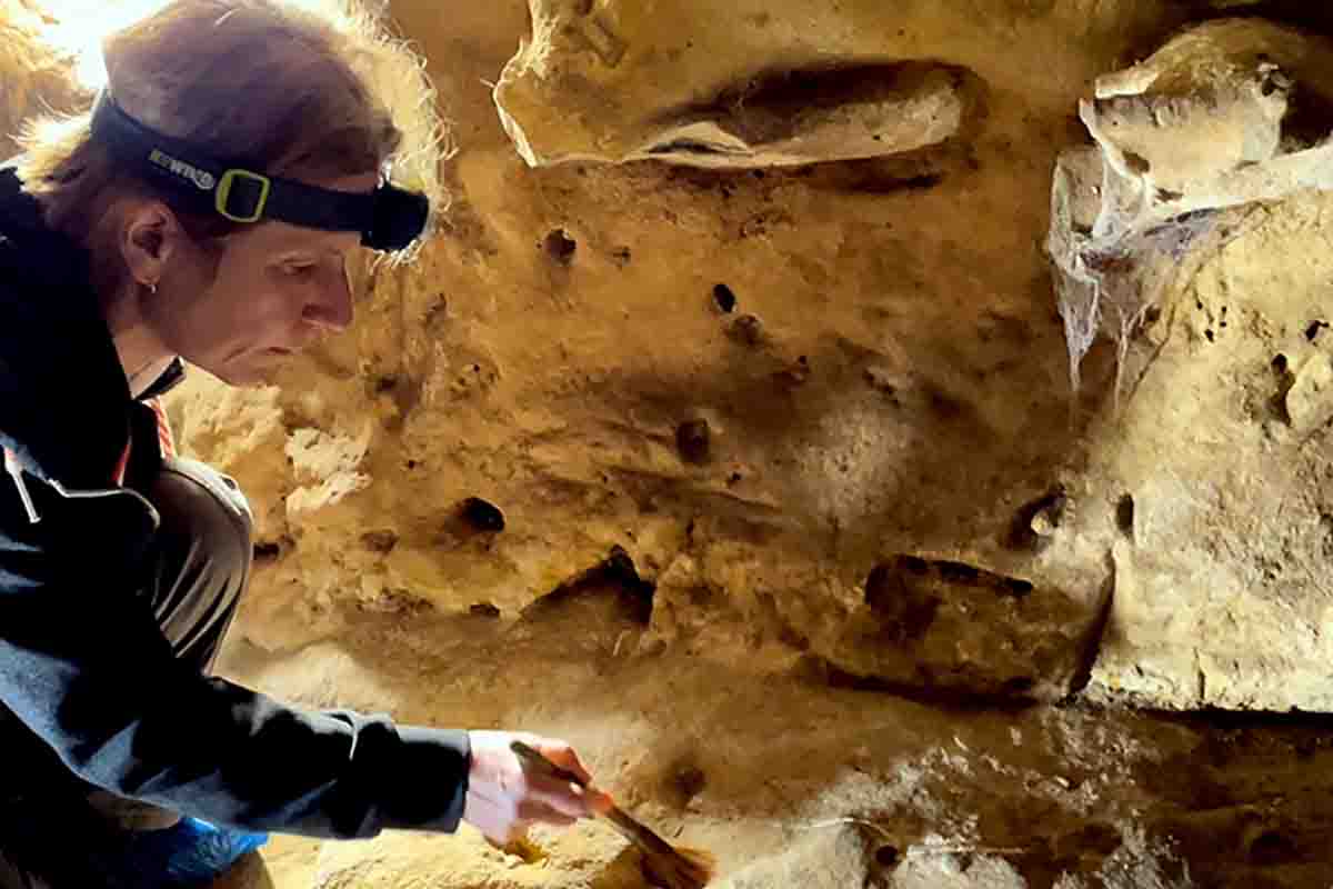 Dorota Wojtczak a La Roche Cotard arte dei Neanderthal.jpg