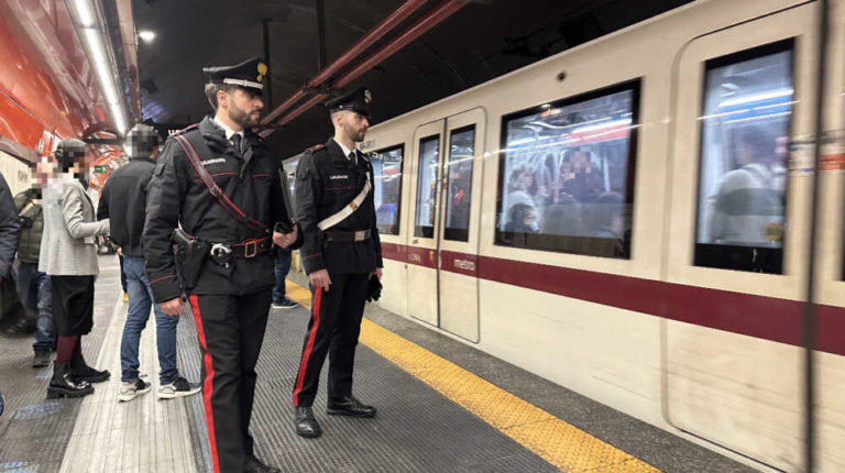 I Controlli dei Carabinieri allinterno delle fermate della metropolitana 2.jpg