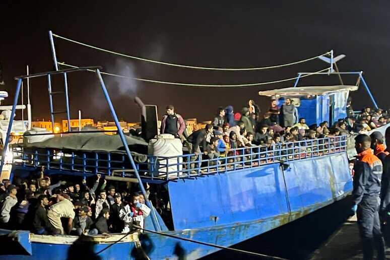 Maxi sbarco di migranti a Lampedusa, in 530 a bordo di un peschereccio 1 IMG 20231105 WA0004.jpg