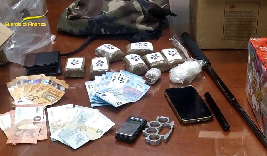 GdF Pescara, sequestrati 1 Kg di droga e un quintale di botti illegali 1 Immagine 43.jpg