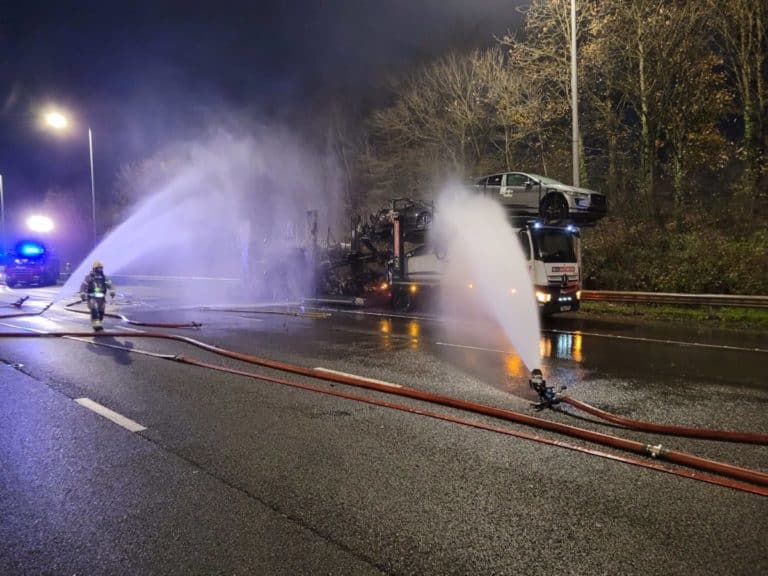Incendio auto elettriche durante il trasporto sulla bisarca nel Regno Unito.jpg