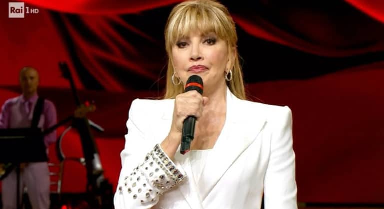 Milly Carlucci commossa a Ball.jpg