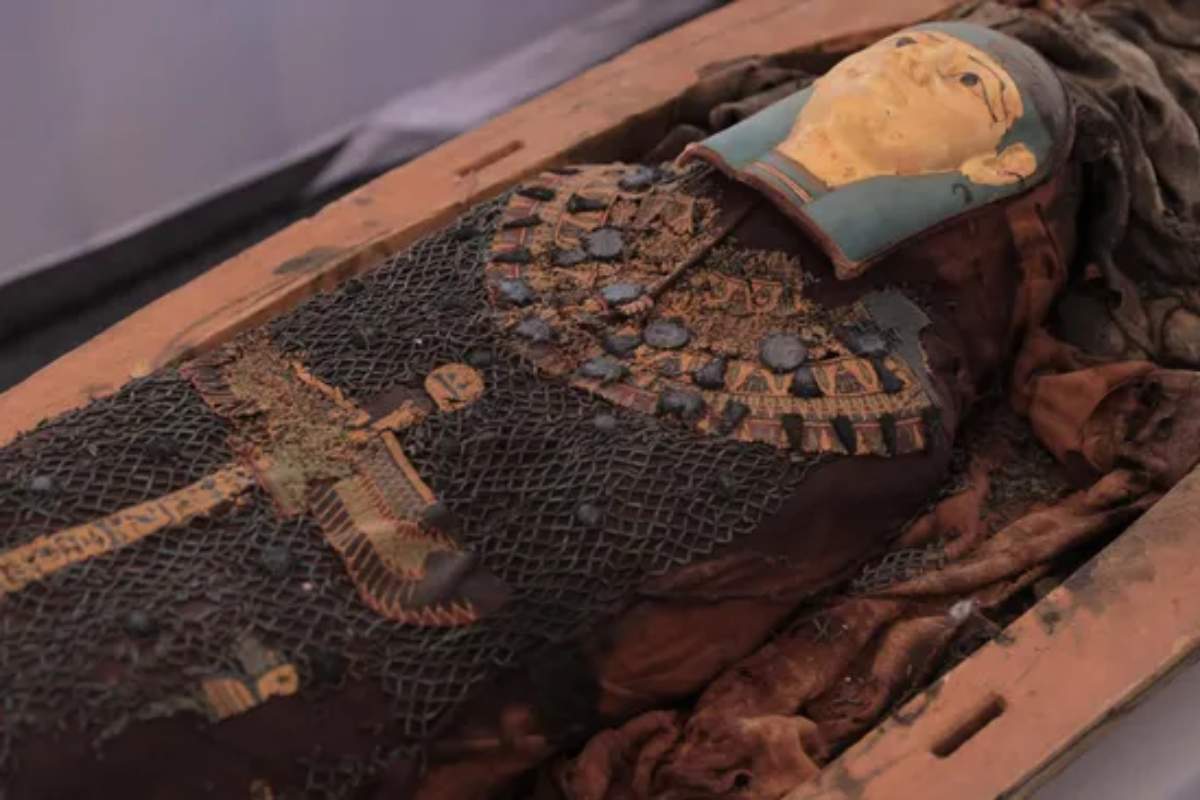 Ritrovato insieme alle mummie egizie un libro di incantesimi di 3.500 anni fa, per guidare i defunti nell’aldilà 1 Mumme egiziane libro.jpg