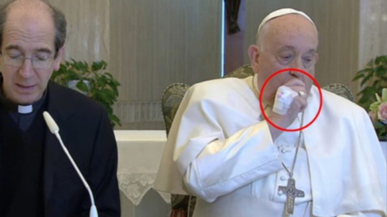 Papa Francesco Scoperta una L.jpg