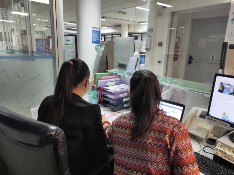 Pcto studentessa con operatrice.jpg