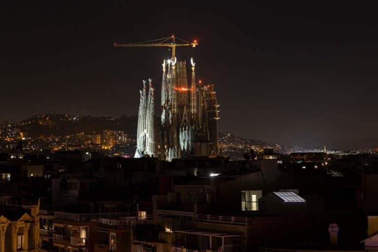 Sagrada Familia torri illuminate.jpg