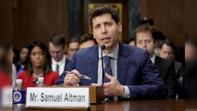 Sam Altman richiamato da OpenA.jpg
