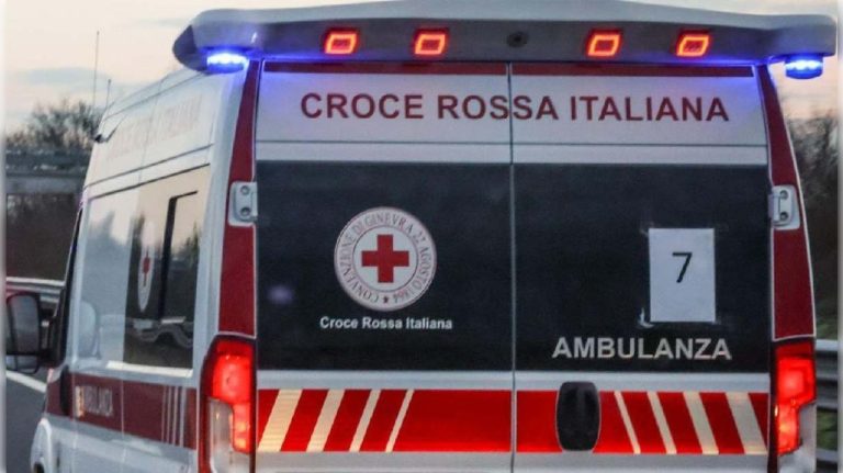 Schianto frontale tra due auto.jpg
