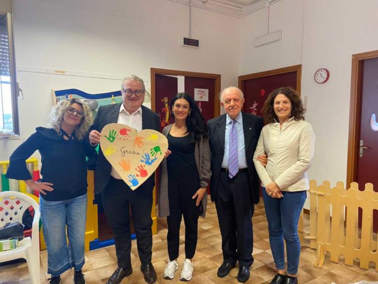 Donazioni a Civitavecchia per i nidi e la biblioteca 1 Simona Galizia al nido comunale Il Giardino di Ginevra unitamente a Mario Molinari e Silvia Tamagnini Fondazione Molinari Piero Messina e Veronica Mantozzi lAssociazione Il Ponte.jpg