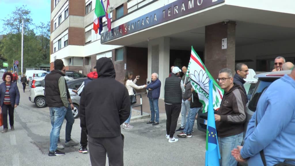 Sit in lavoratori ex giardinieri .jpg