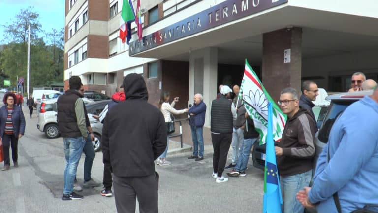 Sit in lavoratori ex giardinieri .jpg