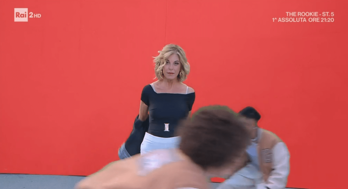 Da Giornalista a Star di Grease: La Sorprendente Trasformazione di Sonia Sarno in Sandy per Lo Show di Fiorello 1 Sonia Sarno in Sandy avvisatore.it .png