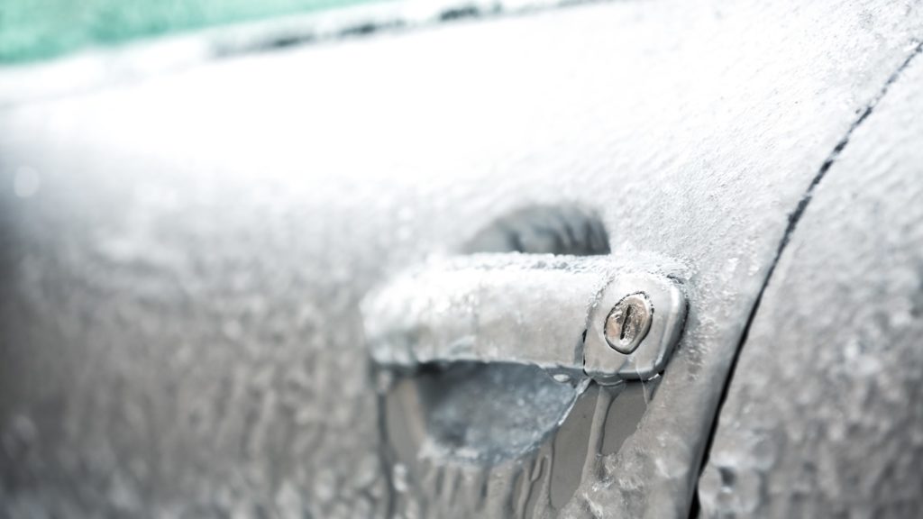 Sportello auto bloccato dal ghiaccio.jpg