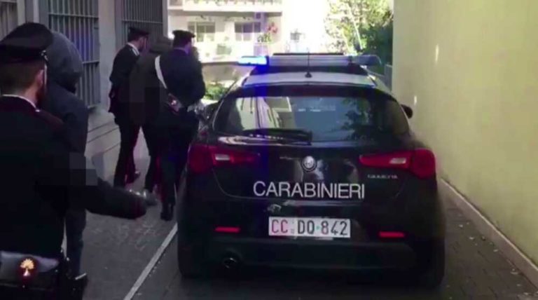 TRIONFALE I due arrestati vengono portati via dai Carabinieri.jpg