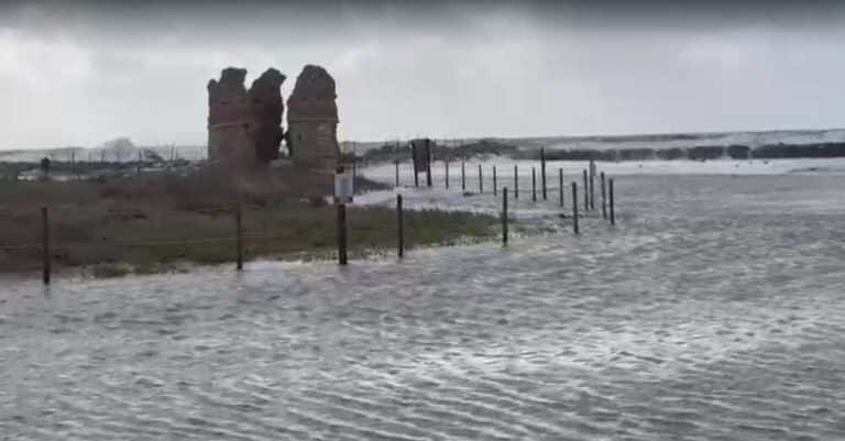 Torre Flavia mareggiata sommersa erosione.jpg