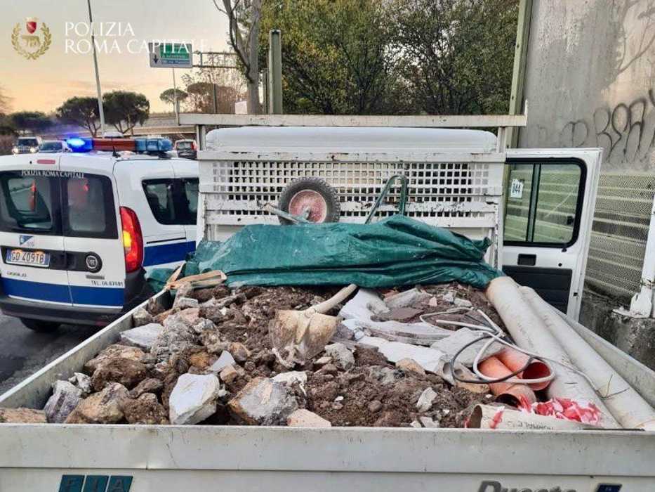 Trasporto rifiuti sequestro Polizia Locale.jpg