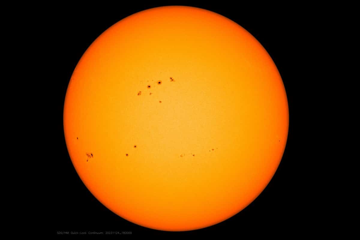 Gli scienziati hanno scoperto un enorme “arcipelago di macchie solari” 15 volte più grande della Terra, aurore in vista ma (forse) anche qualche problema 1 arcipelago macchie solari nov2023.jpg
