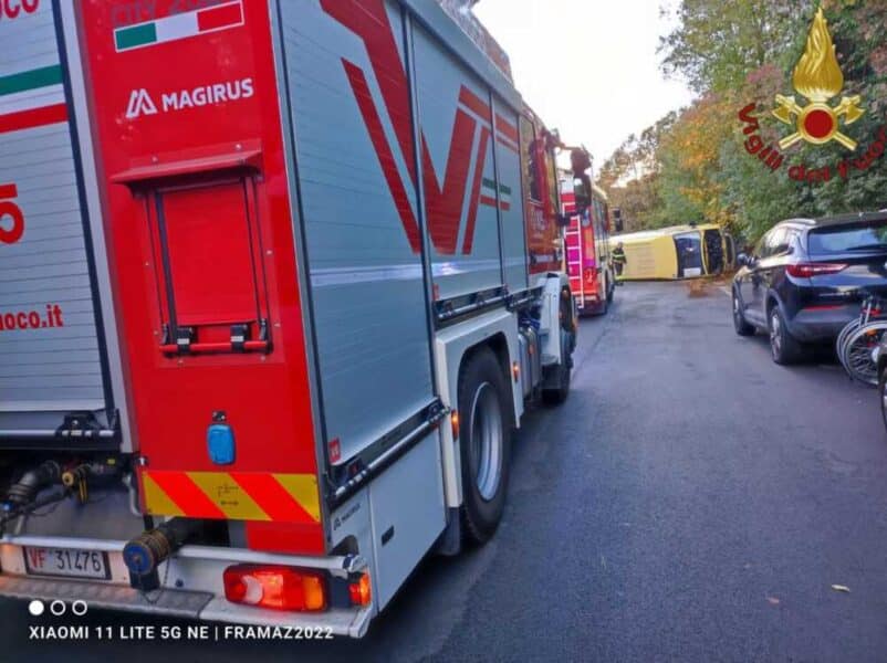 Si ribalta lo scuolabus, tre bambini e l’autista finiscono in ospedale: da accertare le cause 1 autobus scuolabus fuori strada 802x600.jpg