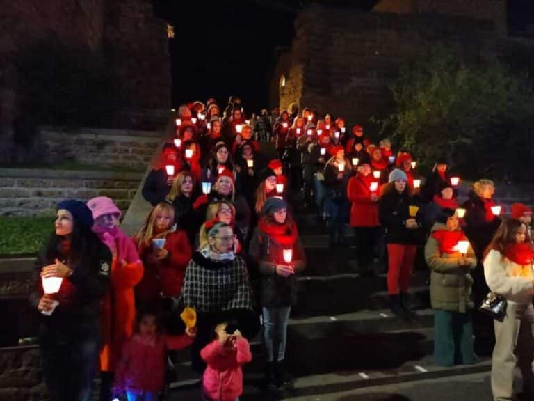 Cerveteri grida “basta”: emozione al flash mob di piazzale Aldo Moro 1 candele femminicidi cerveteri 2 800x600.jpg