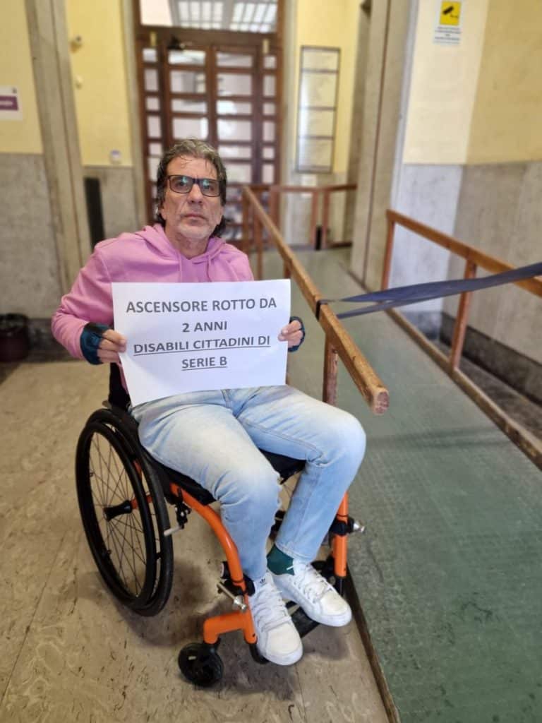 claudio ferrante davanti ingresso scaled.jpg