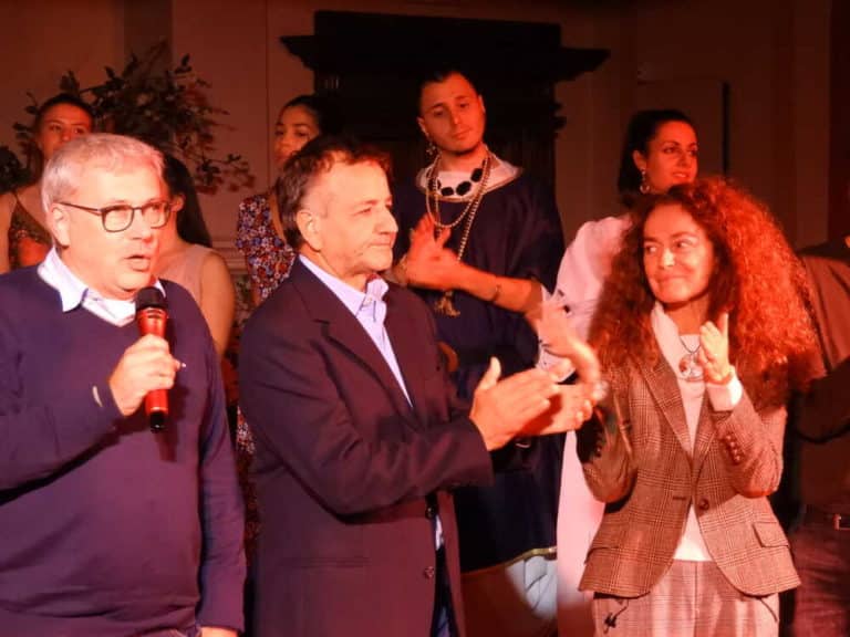 da sx. il Presidente di Libertamente Stefano Colombo il regista Agostino De Angelis e larcheologa Simona Rafanelli.jpg