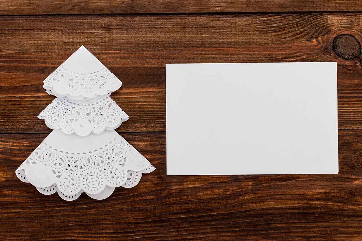 Ti avanzano dei centrini di carta? Scopri come riciclarli per realizzare delle spettacolari decorazioni di Natale fai da te 1 decorazioni natale con centrini carta.jpg