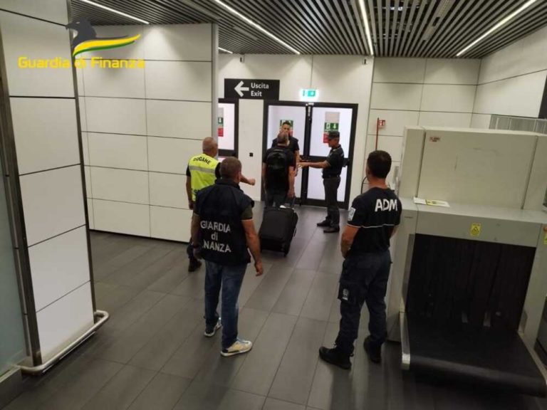 finanza dogane valuta aeroporto ciampino.jpg