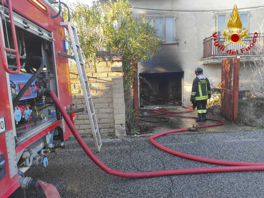 incendio rimessa anguillara vvf vigili fuoco pompieri.jpeg