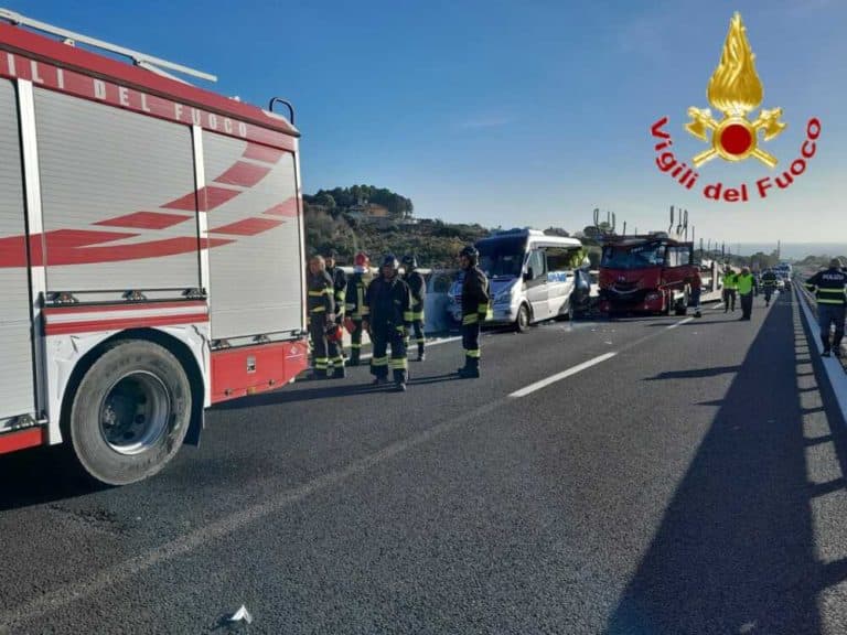 incidente a12 civitavecchia nord vvf vigili fuoco pompieri.jpg