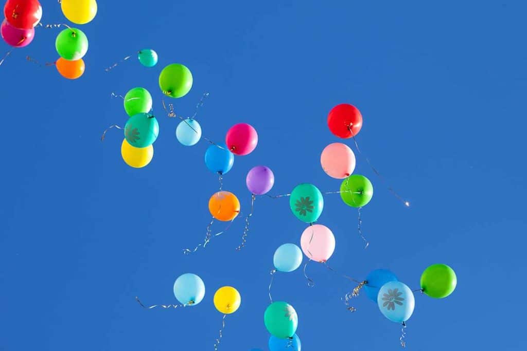 lancio in aria palloncini.jpg