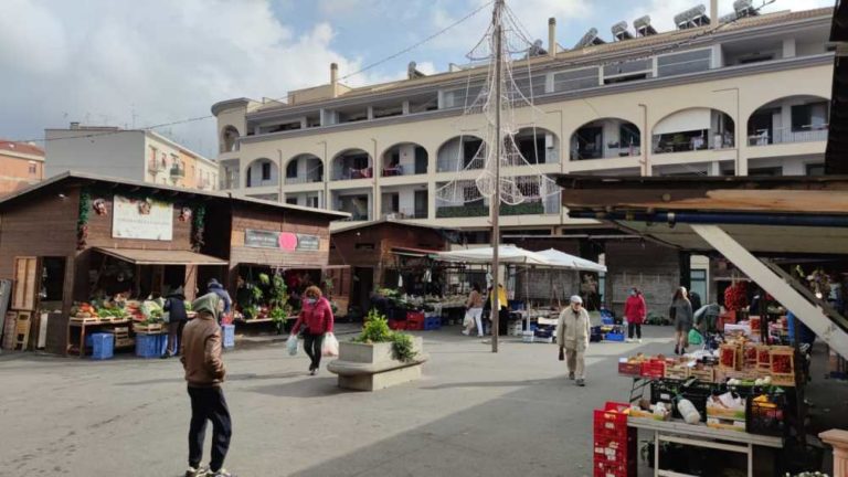 mercato piazza 24 XXIV maggio civitavecchia.jpg