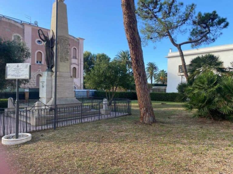 monumento piazza liberta santa marinella.jpg