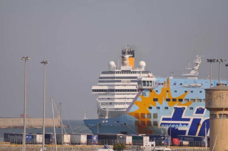 navi porto civitavecchia tir camion.jpg