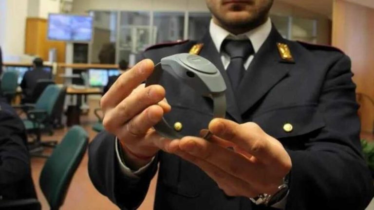 polizia braccialetto elettronico.jpg