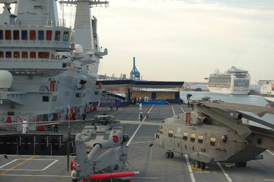 Pubblico ammesso sulle navi militari al porto di Civitavecchia 1 portaerei cavour civitavecchia 1.jpg