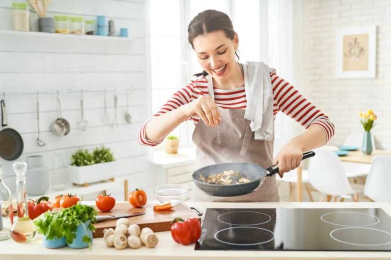 ragazza in cucina.jpg