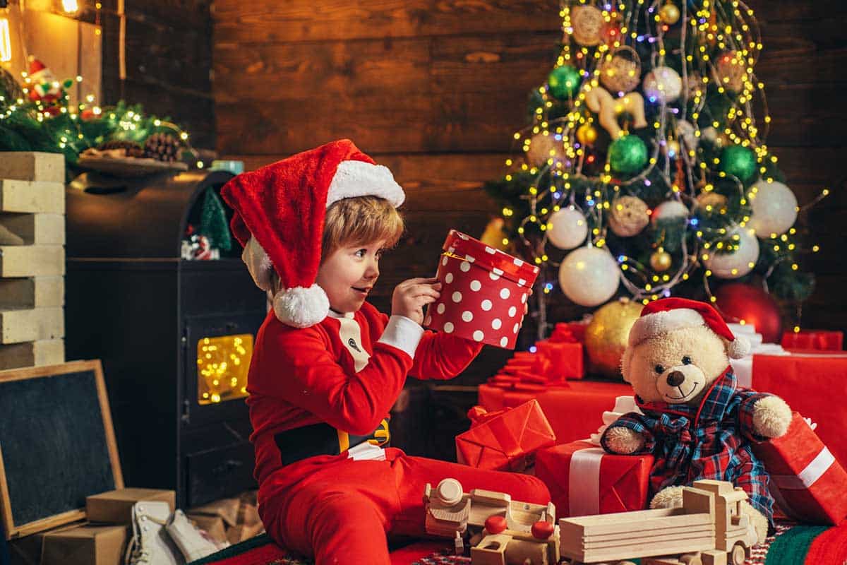Regali di Natale: ti sveliamo i trucchi per risparmiare sull’acquisto di giocattoli per bambini 1 regali natale bambini giocattoli.jpg