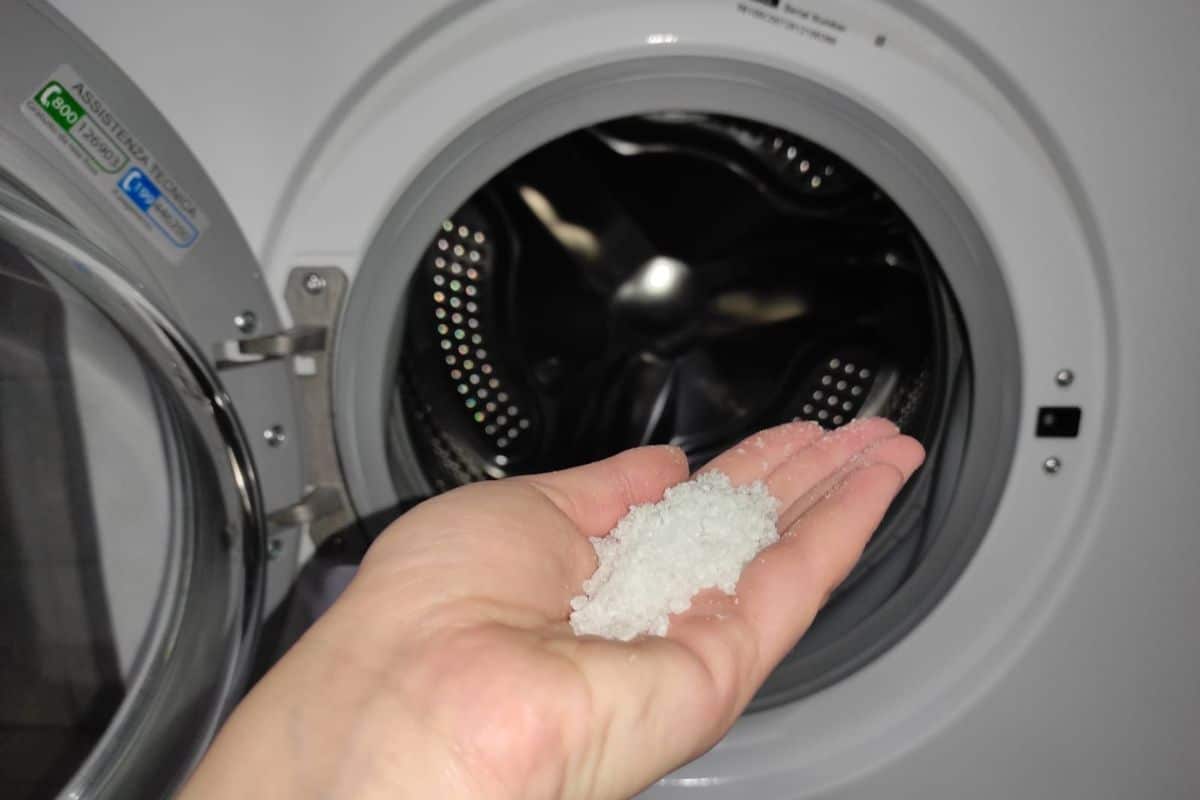 Perché tutti stanno aggiungendo una manciata di sale grosso nel cestello della lavatrice quando fanno il bucato 1 sale nella lavatrice.jpg