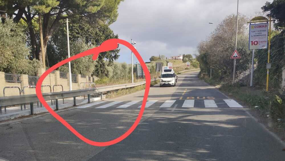 strisce pedonali guard rail civitavecchia 1.jpg