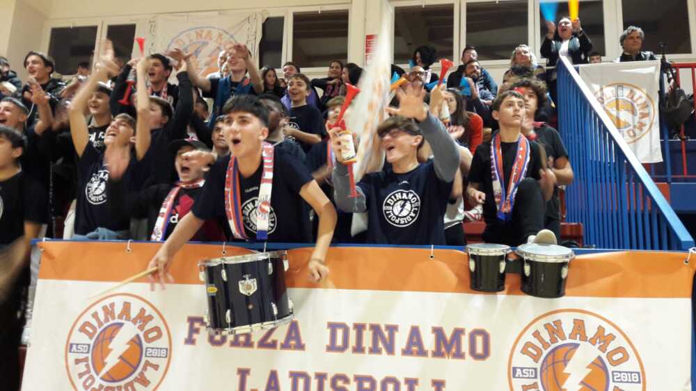 Il derby del basket va alla Dinamo Ladispoli 1 tifosi dinamo basket ladispoli.jpg